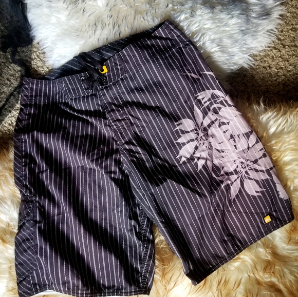 Men's Quicksilver Floral Boardshorts - Picture 1 of 3